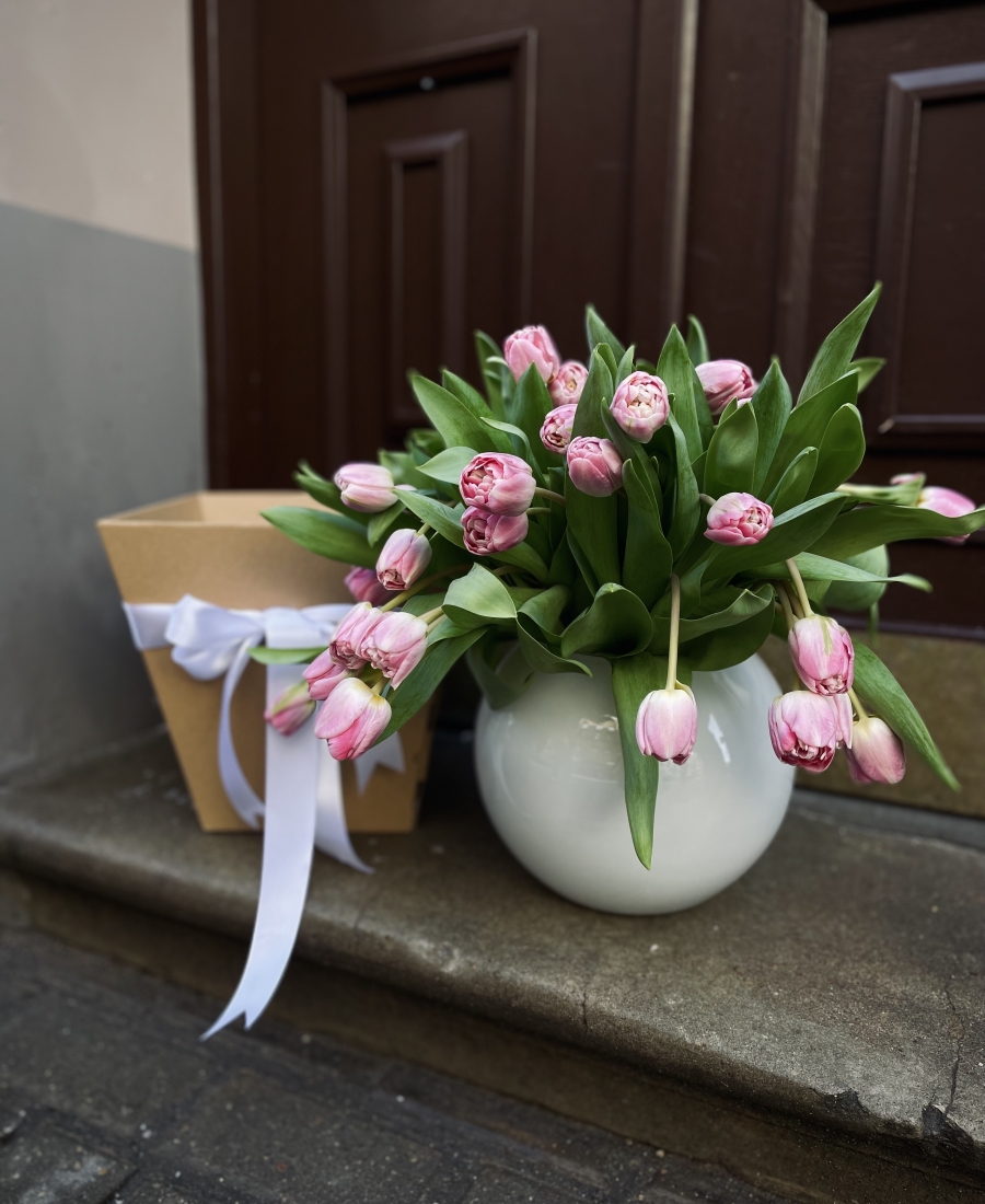 Pink tulips + Vase + Trapezoid bag